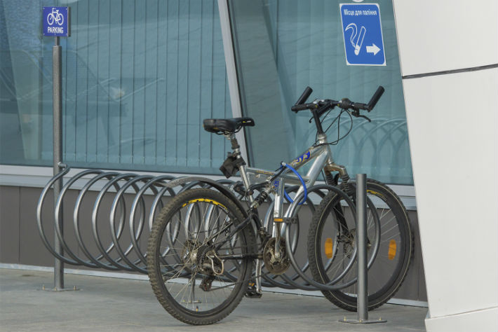 В столичном аэропорту оборудовали велопарковки