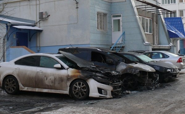 В Волгограде ночью подожгли три дорогих иномарки