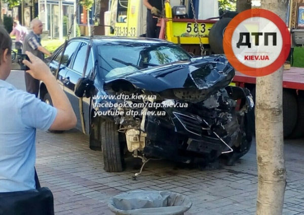 ДТП на Крещатике: автомобиль снес клумбу и врезался в столб