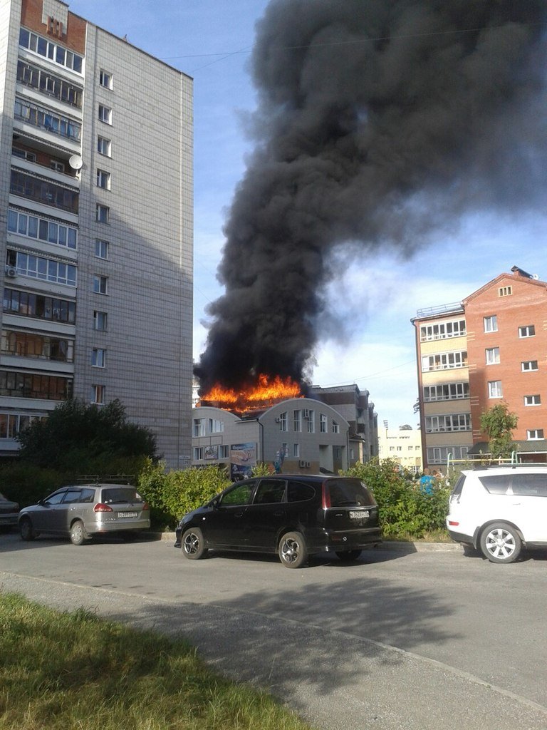 В Томской области произошел пожар в здании торгового центра