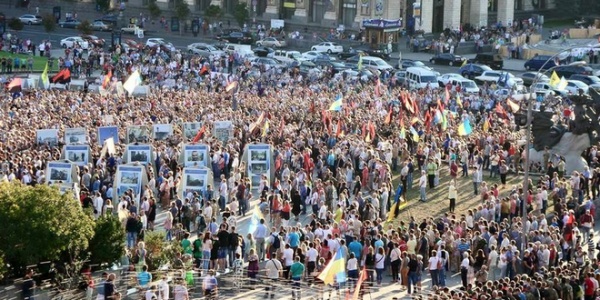 В Киеве антиправительственная акция "Правого сектора" собрала под своими знаменами 3 тысячи человек