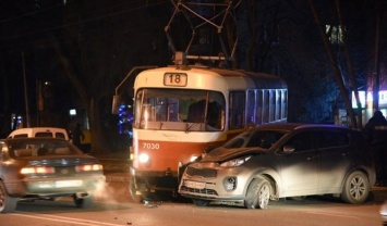 Одесский трамвай слетел с рельсов и протаранил авто