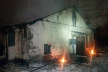 В Мариуполе на Правом берегу горел заброшенный склад(ФОТО)