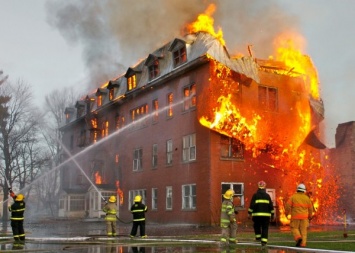 Из воспламенившегося дома в Петербурге эвакуировали 30 жителей