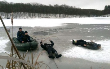 В Житомире спасатели вытащили тела двух мужчин из замерзшей реки