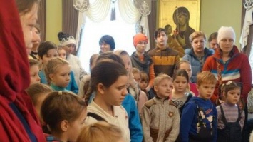 Митрополит Онуфрий поздравил детей переселенцев с днем святого Николая