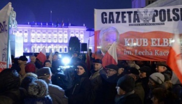 Кризис в Польше: сторонники власти тоже вышли на масштабный митинг
