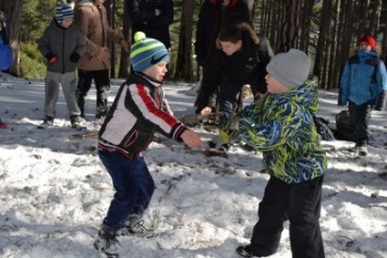 Юные гаспринские спортсмены совершили поход выходного дня на малую Ай-Петри