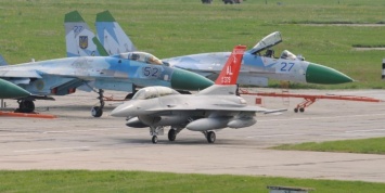 Украинский Су-27 провел учебный бой с F-16 в Неваде
