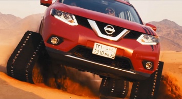 Гусеничный Nissan X-Trail Desert Warrior скачет по песчаным дюнам