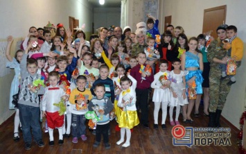 Павлоградские волонтеры и кинологи привезли праздник в детский дом Донбасса