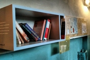 В одном из подъездов Киева появилась мини-библиотека (ФОТО)
