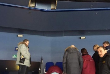 Болельщица выпала из вип-ложи во время матча КХЛ