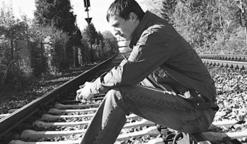 Мужчина покончил с жизнью под колесами поезда