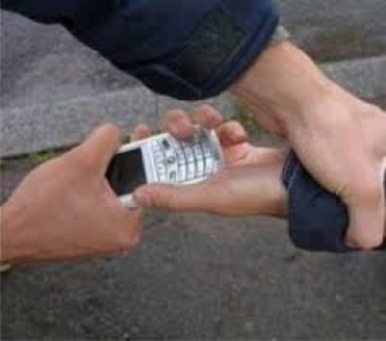 У школьников отбирают телефоны на улице