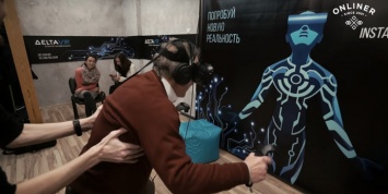 Видеофакт: пожилой белорус испытал VR-шлем HTC Vive