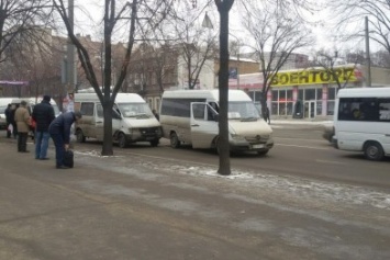 В Запорожье на проспекте не разминулись две маршрутки, - ФОТОФАКТ