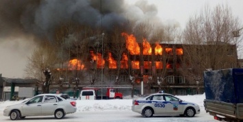 Жители Барнаула публикуют видео пожара на местном радиозаводе