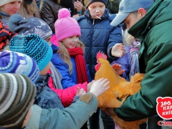 В киевском зоопарке дети поблагодарили Обезьяну и торжественно открыли "дом петушка"
