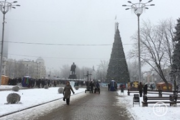 В Донецке открыли Новогоднюю елку - движение перекрыто, патруль проверяет людей с рюкзаками (ФОТО)