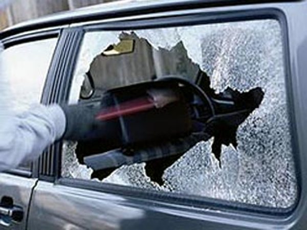 Грабитель разбил стекло авто, чтобы поживиться