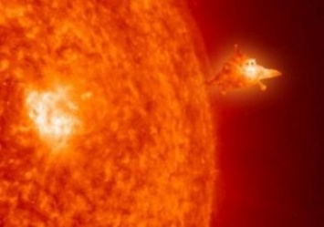 На снимках NASА разглядели НЛО, заправляющееся от Солнца (ВИДЕО)