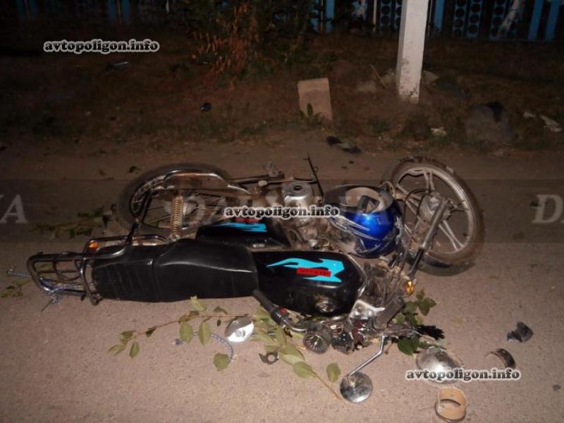 ДТП в Тростянце: пьяный водитель мотоцикла въехал в дерево и поломал позвоночник. ФОТО