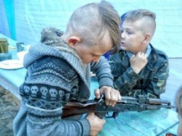 Дети в камуфляже захватили школу в Бердянске (ВИДЕО)