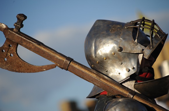 На фестивале «Генуэзский шлем» будут штурмовать «потешную» крепость, стрелять из пушек и петь баллады (ПРОГРАММА)