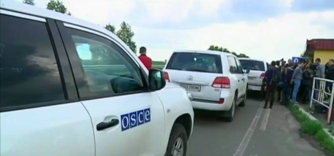 Жители Донецка разрисовали машины ОБСЕ