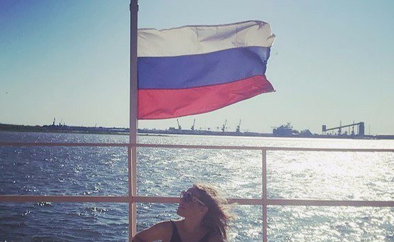 Ксения Собчак снялась полуобнаженной на фоне российского флага