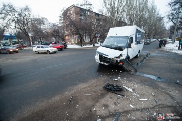 В Запорожье маршрутка столкнулась с грузовиком (Фото)