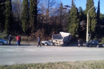 В ДТП с КамАЗом на крымской трассе пострадал водитель "Жигулей" - жертв нет