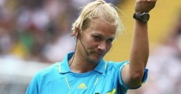 Женщина-арбитр случайно произвела голевую передачу в матче чемпионата Германии