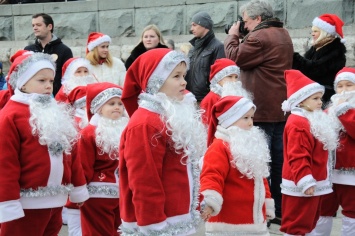 В Ялте нашествие Дедов Морозов. 600 человек с бородой из ваты прошли по городу (ФОТО)