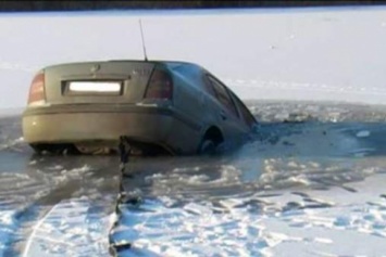 В Чернигове под лед провалилась машина, спасатели не могут ее найти