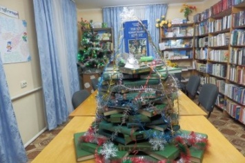 В Херсонской библиотеке выросла книжная елка (фото)