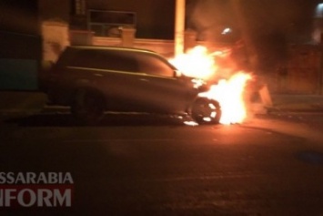 В Одесской области рядом с автостанцией сгорел внедорожник (ВИДЕО)