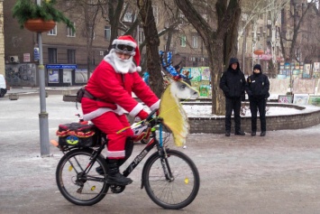 Дед Мороз рулит: по Запорожью проехался праздничный кортеж (Фото)