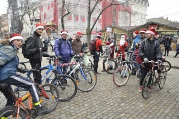 В центре Одессы Деды морозы на велосипедах поздравляли детей (ФОТО, ВИДЕО)