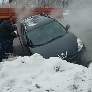 В Самаре из-за старых теплосетей проваливаются автомобили