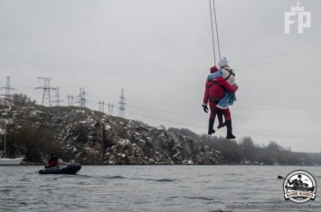 Запорожские Деды Морозы прыгают с мостов и катаются на каяках