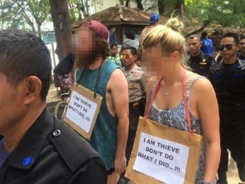 Туристов заставили пройти «тропой позора» в Индонезии