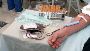 Днипровцы в больнице Мечникова сдают кровь для раненых бойцов