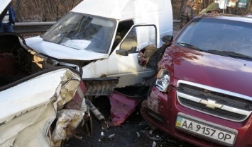 Под Киевом пять авто протаранили друг друга