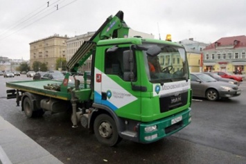 В Москве эвакуатор помял автомобиль