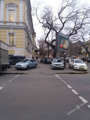 Реклама в центре Одессы перекрывает обзор пешеходам (фото)