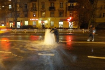 В центре Херсона - фонтан посреди проезжей части (фото, видео)