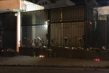 Массовое возложение цветов под консульством России в Одессе оказалось фейком (ФОТО)