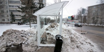 Транспортники Твери "вмонтировали" автобусную остановку в сугроб